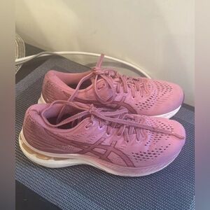 ASICS Gel Kayano - 28 Smokey Rose - Woman size 8 - Lightly Worn